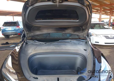 2021 Tesla Model Y Long Range Dual Motor All-Wheel Drive z USA, uszkodzony, nr VIN 5YJYGDEEXMF153633